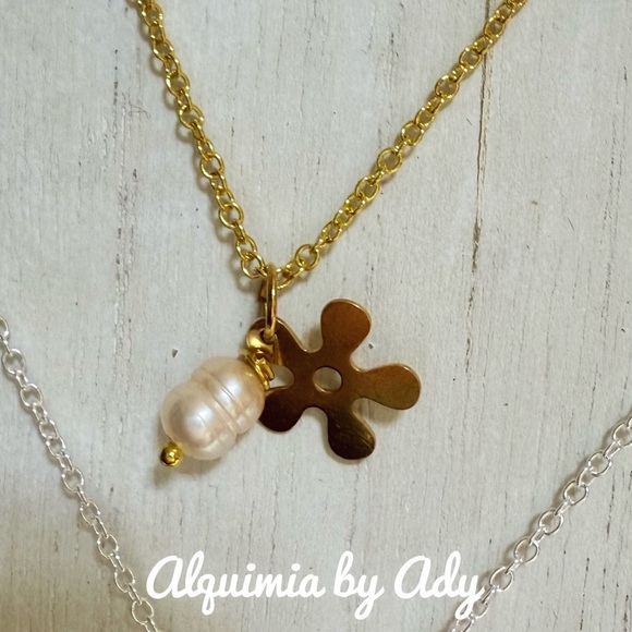 Gold daisy freshwater charms necklace - Picture 1 of 1